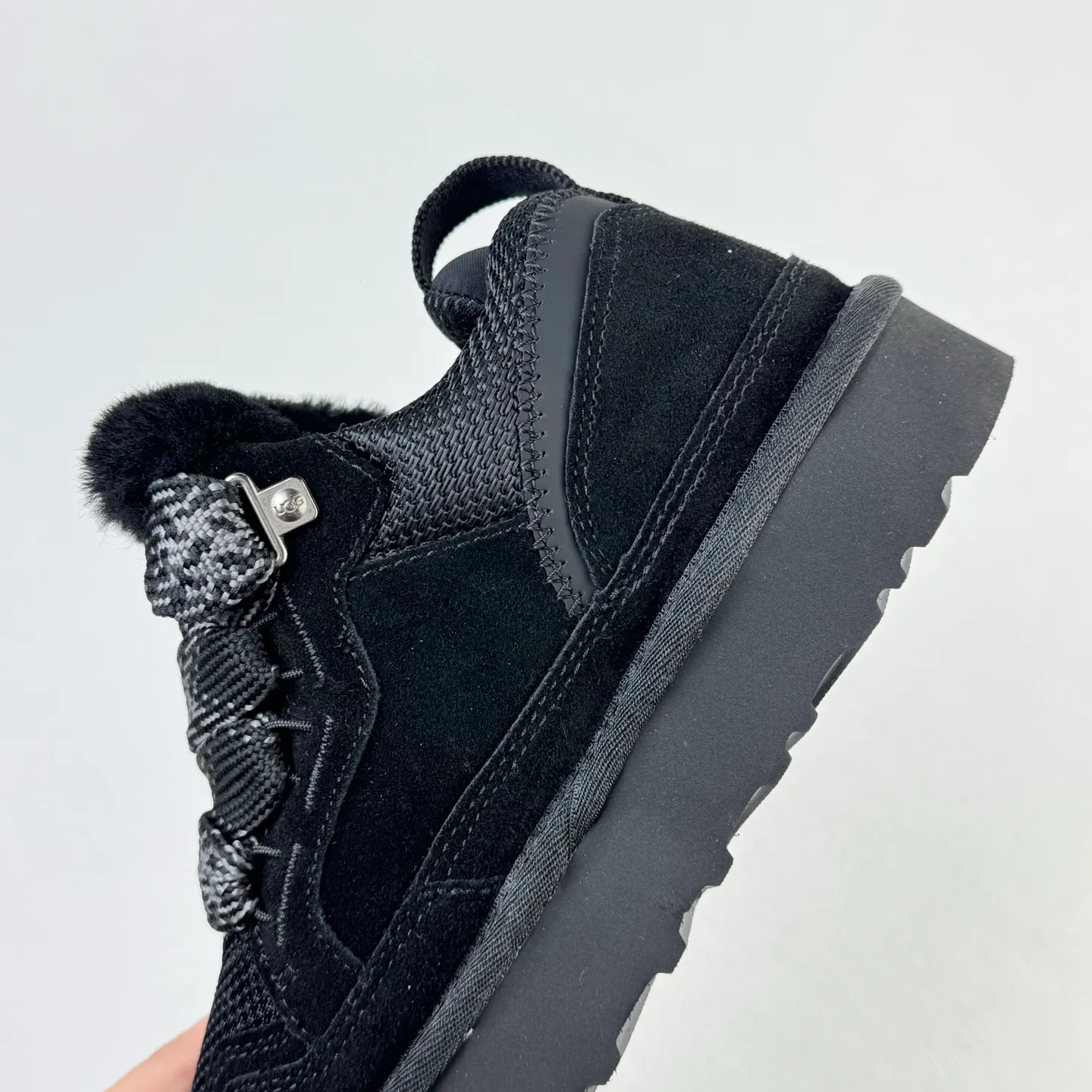 Local 💰600 OEM grade 4032 Mel series, top workmanship, super stable version ✔️ Good looks and texture, suede leather + low-key logo show retro, classic two-color shoelaces can be worn as two shoes ✔️ So comfortable that you want to weld your feet, ultra-light material + 5cm thick sole, increase height without tiring the feet, wool insoles are warm and breathable, no pressure for commuting and shopping all day long ✔️ I love the details: wide shoelaces for photos. Sizes 34-45 are suitable for various foot types. Slight stains can be wiped clean with a damp cloth. The loose feeling in early autumn is all due to it. Close your eyes and avoid stepping on thunder! 👟